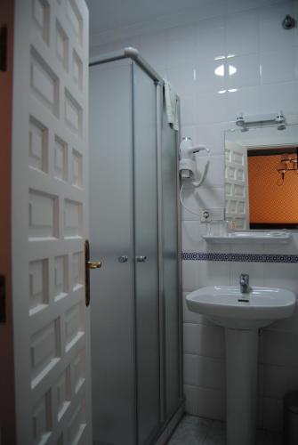 塞维利亚Pensión Córdoba的带淋浴和盥洗盆的浴室