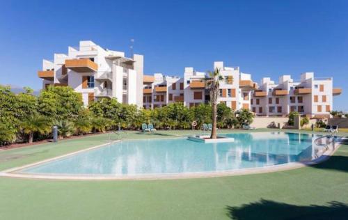 厄尔梅达诺Sea View Apartment in El Médano with pool & private parking space的大型建筑前的大型游泳池
