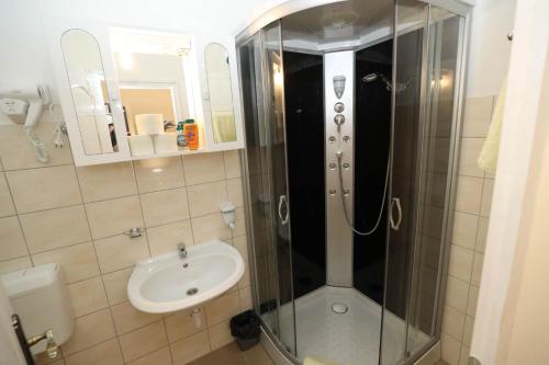 布达佩斯Hotel California的带淋浴和盥洗盆的浴室