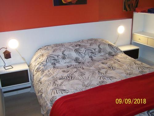 布宜诺斯艾利斯Premium Down Town的一张床位,房间设有两个床头柜和两盏灯