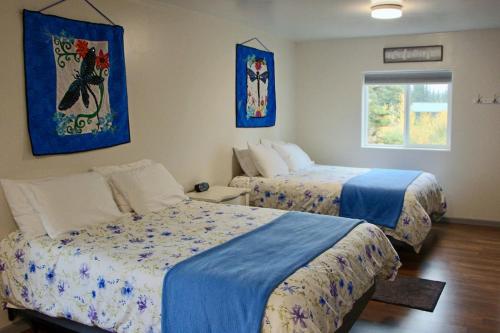 希利Arctic Dragonfly Inn的酒店客房设有两张床和窗户。