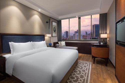 义乌义乌开臣璞悦酒店的卧室设有一张白色大床和一扇窗户。