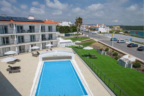 米尔芳提斯城Cerca da Vitoria 3 Milfontes的大楼旁游泳池的顶部景色