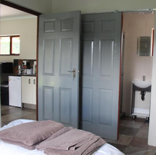 德尔斯特鲁姆Misty Cottage的一间卧室设有一张床、一扇门和一个水槽