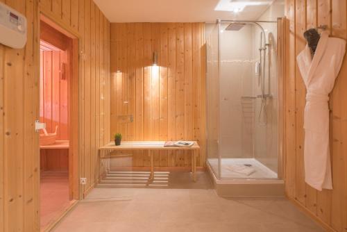维克多雨果贝斯特韦斯特普拉斯大酒店的一间浴室