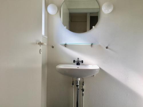 奥斯特赫鲁普Feriecenter & Vandland Øster Hurup的一间带水槽和镜子的浴室