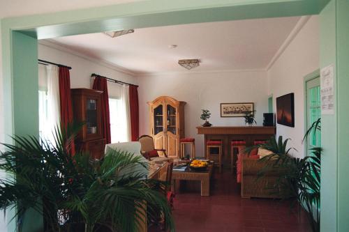 普拉亚布兰卡卡萨德尔额木巴加多酒店的客厅配有沙发和桌子
