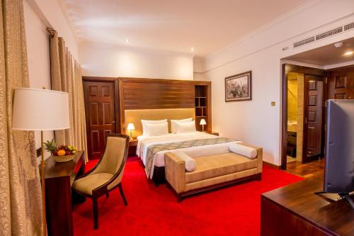 科伦坡Trillium Boutique City Hotel的酒店客房,配有床和电视