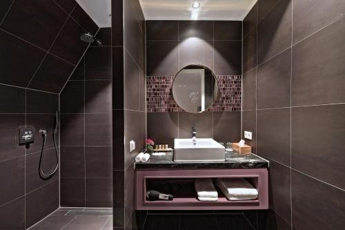 赞丹阿姆斯特丹扎安酒店 - 赞丹的一间带水槽和镜子的浴室