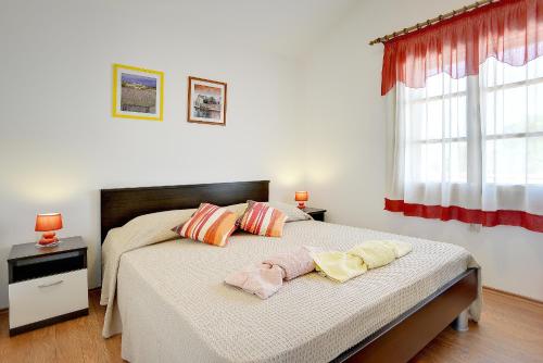 班约勒Holiday Home Monica的一间卧室配有一张带两个枕头的床