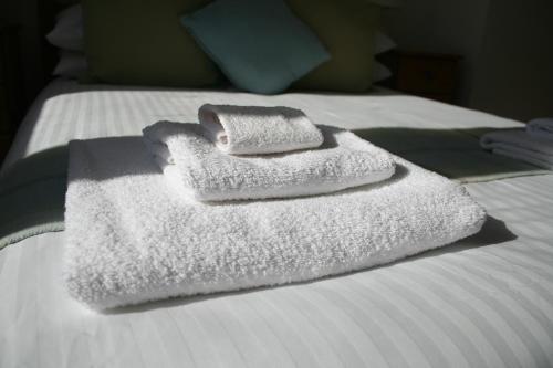 GourdonGowan Bank的床上的两条毛巾