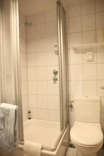 贝尔吉施格拉德巴赫RTB-Hotel - Sportschule的浴室配有白色卫生间和淋浴。