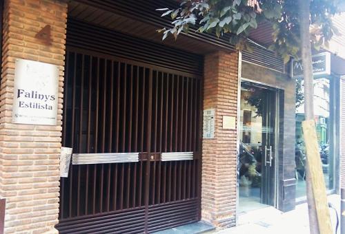 科尔多瓦Paseos por Córdoba的商店的前门,有木门
