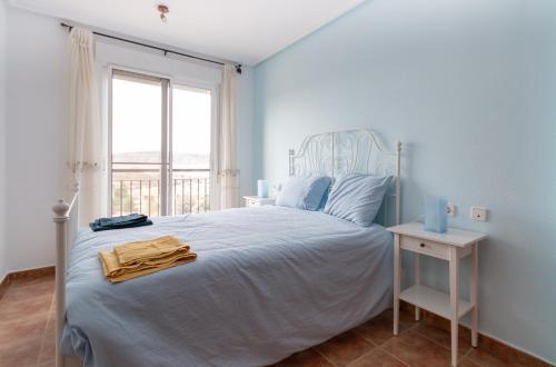 El NiñoUna Casa Con Vistas En Mula的一间卧室设有一张大床和一个窗户。