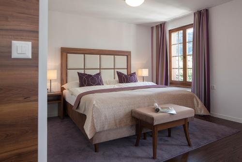 巴德楚尔察赫苏尔波斯特酒店的一间卧室配有一张带紫色枕头的大床