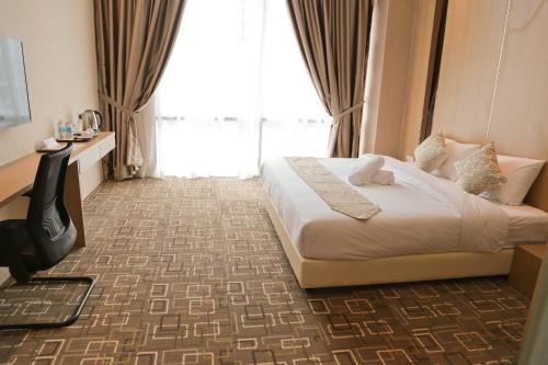 史里肯邦安顶级假日酒店的酒店客房设有一张床和一个大窗户