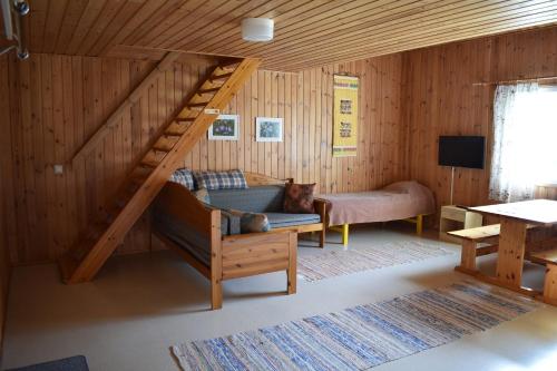 TolosenmäkiKarjalan Helmi的客厅配有高架床和沙发