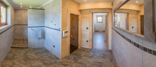 什切尔克Sno Apartments的一间带步入式淋浴间的浴室和走廊