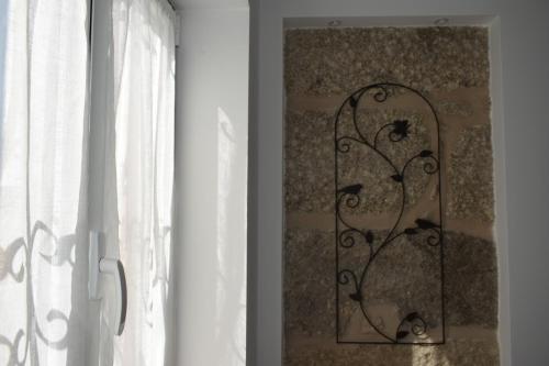 波尔图Oporto Living Apartments的墙上有一副鸟的照片