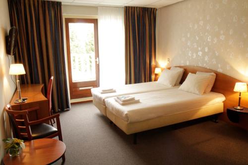 韦尔弗斯霍夫弗鲁威尔的酒店客房设有床和窗户。