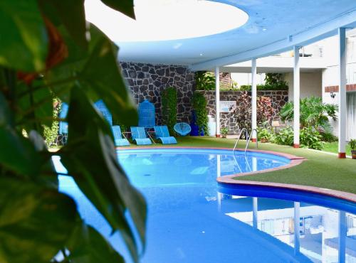 瓜达拉哈拉乡村酒店及套房的植物酒店中的游泳池