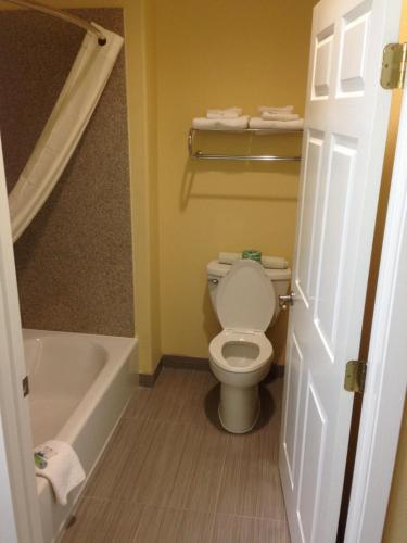 Dayton行政旅馆的一间带卫生间和浴缸的浴室