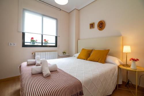 瓦伦西亚La Seda Stay的卧室设有一张白色大床和一扇窗户。