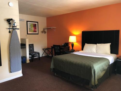阿罗约格兰德阿罗约乡村旅馆的酒店客房,配有一张橙色墙壁的床