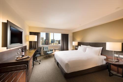 阿德莱德斯坦福德阿德莱德广场酒店的酒店客房配有一张床、一张书桌和一台电视。