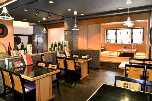 Neyagawa大阪寝屋川新指挥官酒店的一间带桌椅和柜台的餐厅