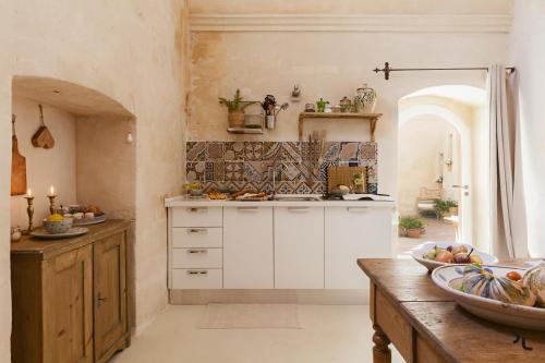 Angolo del poeta suite的厨房或小厨房