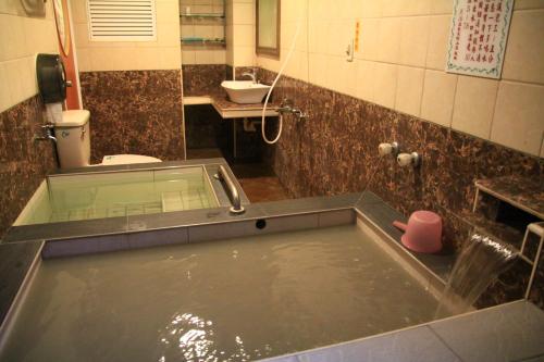 白河丽汤温泉渡假山庄的浴室设有装满水的浴缸。