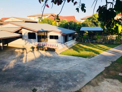 清莱Winter House Chiang Rai的前面有大车道的房子