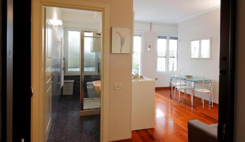 博洛尼亚Bologna Central Apartment的一间设有厨房和用餐室的客房