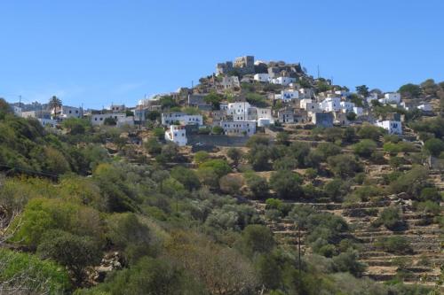 EmporeiósPyrgos Stone House的山丘上的村庄,有白色的房子