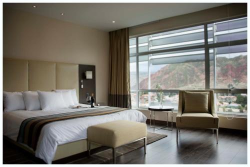 拉巴斯格兰德之家酒店的一间卧室设有一张床和一个大窗户