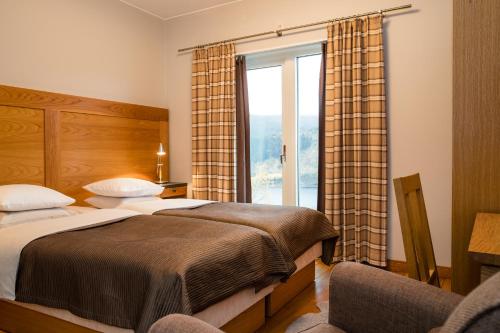 奥勒Åre Travel - Tottbacken的一间卧室设有两张床和大窗户