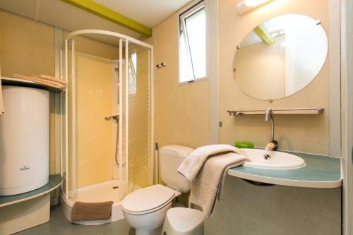 卡里拉厄尔远东野营简易别墅酒店的一间带水槽、卫生间和镜子的浴室