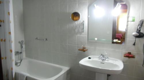 桑提亚纳德玛埃然旅馆的白色的浴室设有水槽和浴缸。