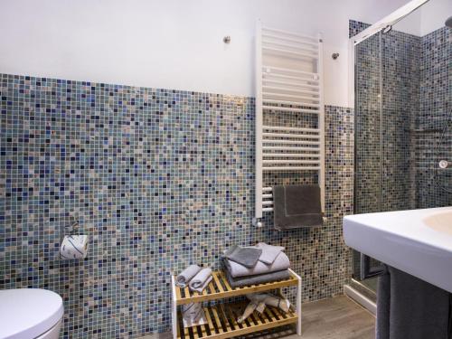 蒙特罗索阿尔马雷Marymar的带淋浴、卫生间和盥洗盆的浴室