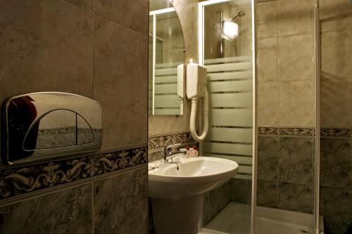 斯莫梁卢克索酒店的一间带水槽和淋浴的浴室