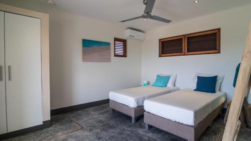 克拉伦代克BEACHES Bonaire的一间卧室设有两张床和窗户。