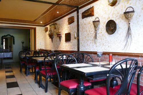 博登韦尔德尔伟赛司徒本酒店的餐厅内带桌椅的用餐室
