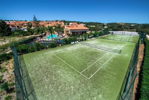 卢斯Rother Praia da Luz Luxury Apartment的网球场的顶部景观