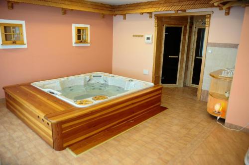 Šoštanj阿佩特乡间民宿的一间客房中间的大型按摩浴缸