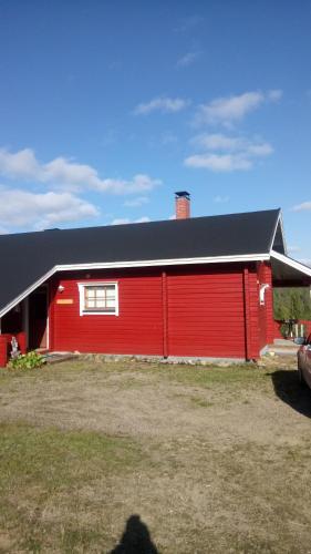 KotilaMetsorinne的黑色屋顶的红色建筑