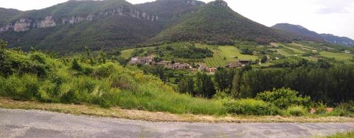 La CresseGite Du Tourdre的山丘上小镇的山景