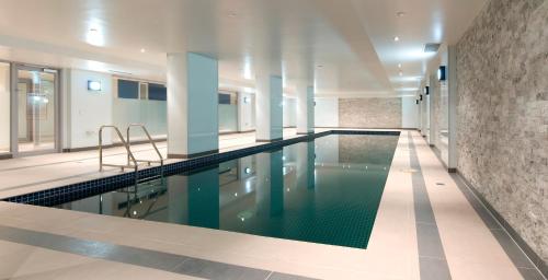 墨尔本墨尔本亚特兰蒂斯酒店 的一座带游泳池的大楼内的大型游泳池