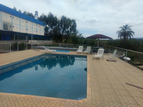 Hotel farol de Minas内部或周边的泳池