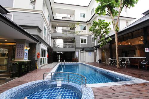 莱卡邦At Residence Suvarnabhumi Hotel - SHA Extra Plus的一座建筑物中央的游泳池
